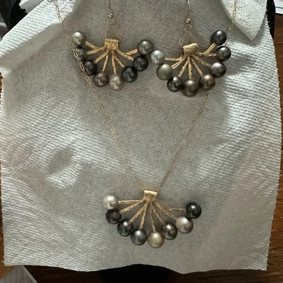 Elegant Gold and Black Pearl Jewelry Set